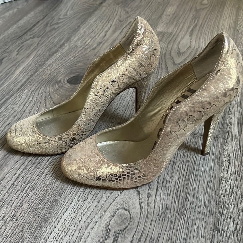 Kelsi Dagger Super fun Gold/Tan Suede Pumps